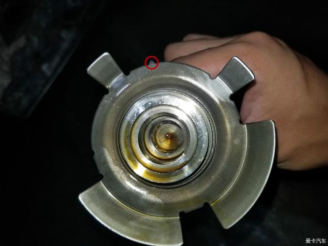 这里是进气凸轮轴的信号盘,理论就是凸轮轴的信号盘发生了移位,图中是