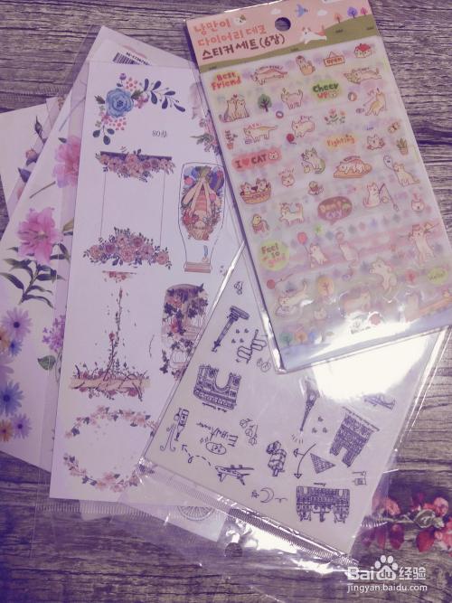 当然,除了模板,还要有彩色的笔. 4 自己可以买一些好看的贴纸和贴画