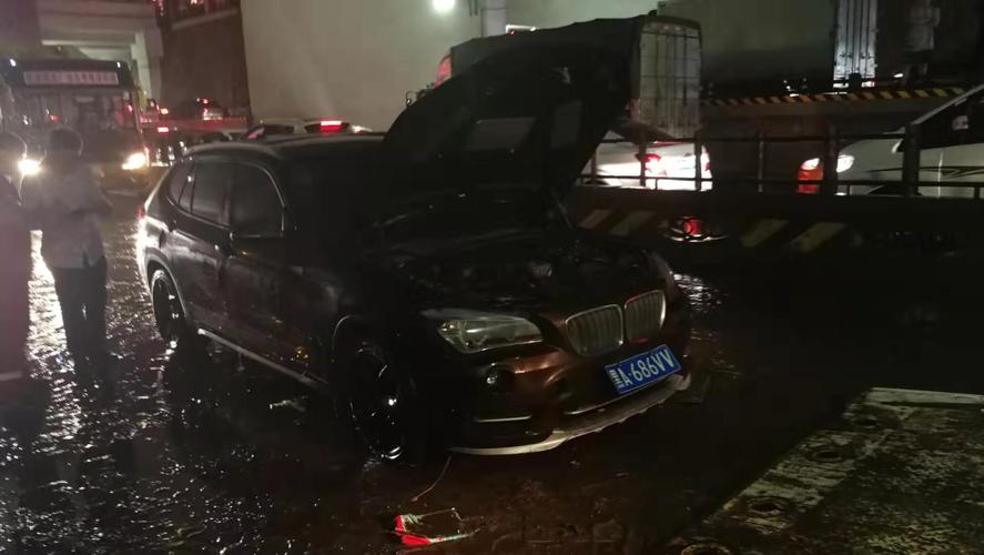 【视频】 哈尔滨市降雨 宝马suv冲向桥下熄火被淹