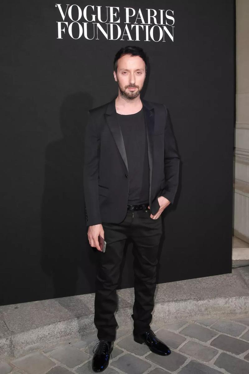 lennon也遇见他的第二位"贵人",ysl的新掌门人anthony vaccarello