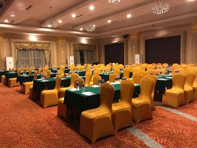 岛屿式 威尼斯会议室 :总面积306平米,全厅可容纳150人 索菲亚会议室