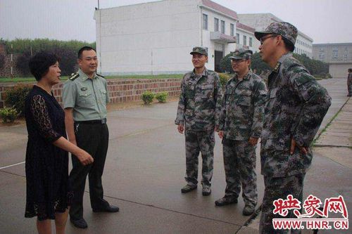 荥阳上街 正文  在慰问过程中,鲁晓炜与官兵们亲切交谈,详细了解他们