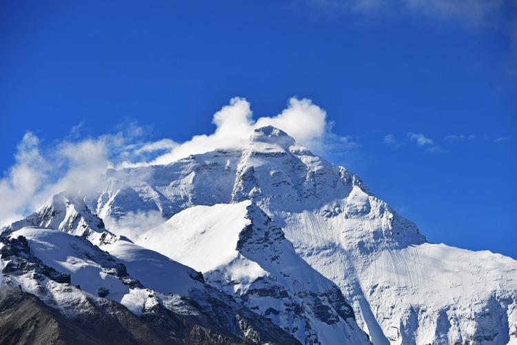 珠穆朗玛峰现真身(曹礼达)