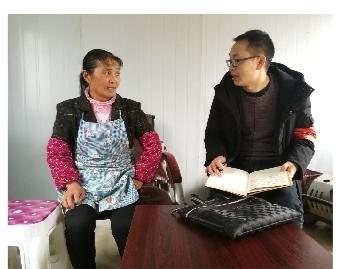 刘安奇(右)到村民家走访