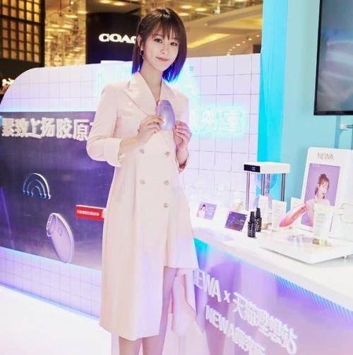 杨紫减肥成功后太敢穿,将15cm高跟鞋踩成平底鞋既视感