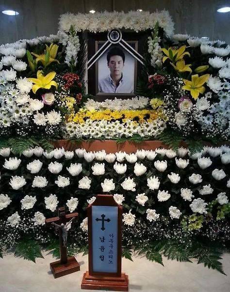 韩国高中男教师为救"岁月"号客轮学生命丧大海(图)