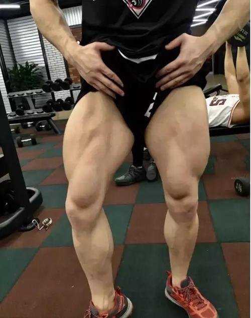 看了肌肉男的大腿照,就知道为什么女人都想找个健身男盆友