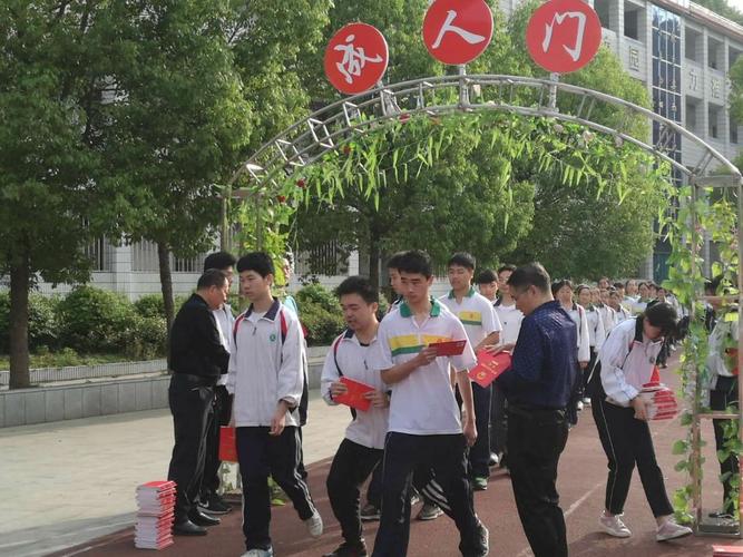 图文:十堰市柳林中学举行2018届高三年级成人礼仪式