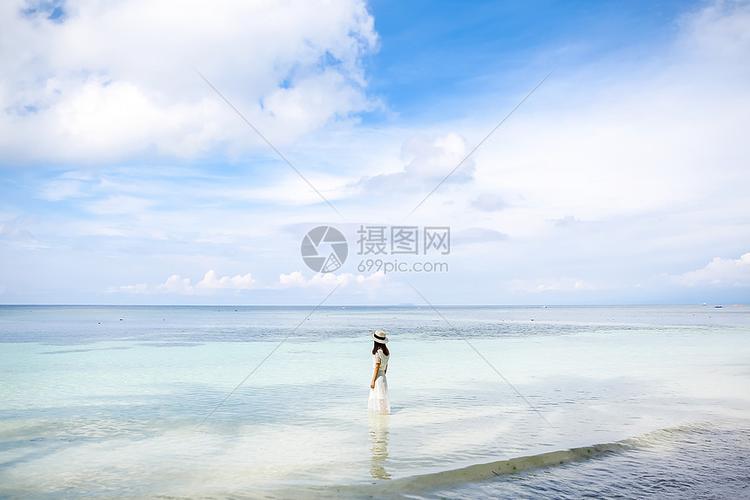 海边美女背影