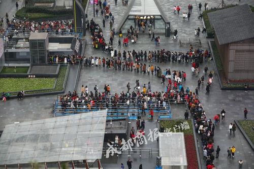 新年首日 成都春熙路地铁站排长龙 犹如"贪吃蛇"