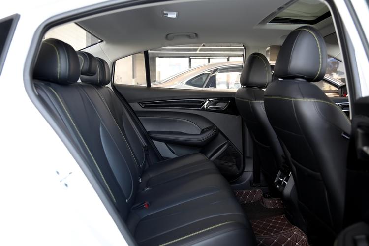 空间方面,荣威i5的后排腿部空间在同级别来看处于中游水准,中央地台