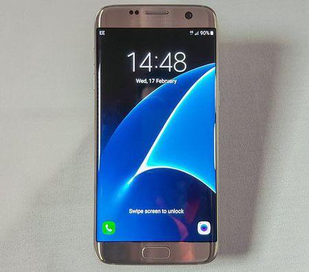 三星s7edge钛泽银手机屏幕顶部有没有samsung