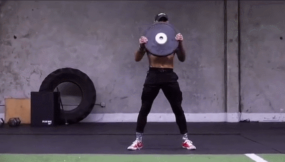 个动作能够练到肩部肌群,腿部,腹部,臀部以及手臂, 起到瘦身高效燃脂