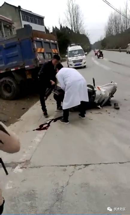 【突发】伏虎冷水垭发生车祸,一人重伤