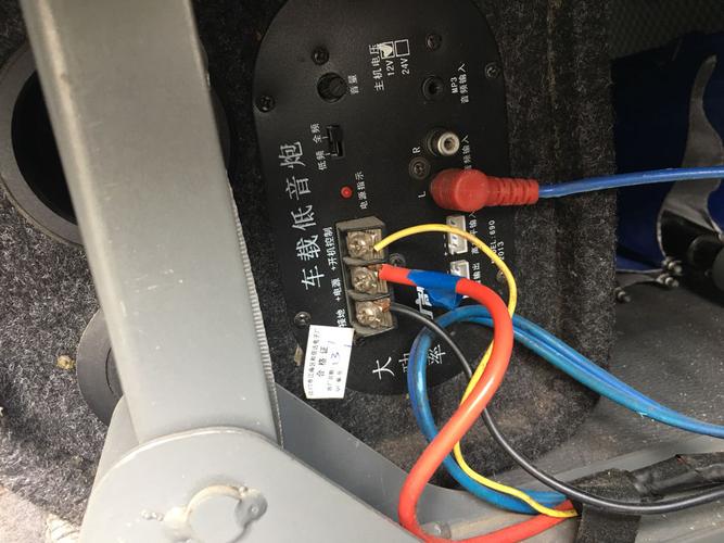 问一下车载低音炮见图一个之前接好的想换一个大点的见图没接线的