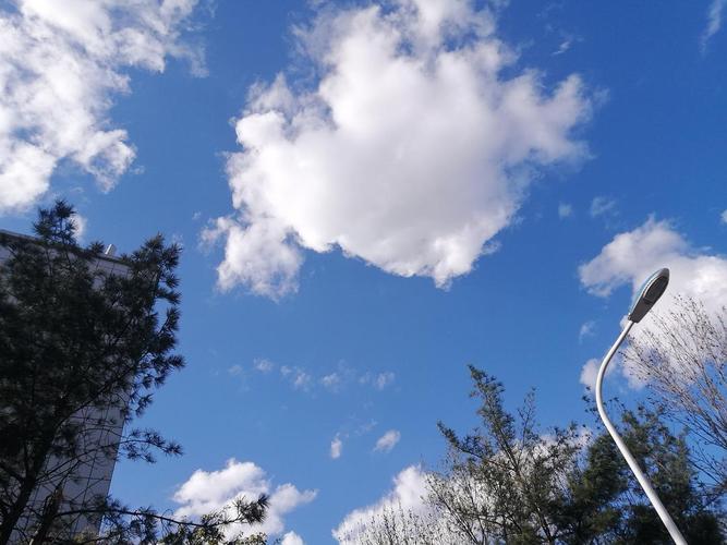 抬头望天空,永远壮丽蔚蓝