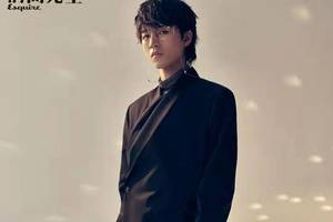 王俊凯解锁日系发型,穿着燕尾服西装搭配金丝边眼镜,沉稳帅气