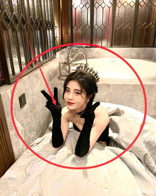 鞠婧祎晒照翻车,全身涂粉却忘了"腋窝",这色差是真实