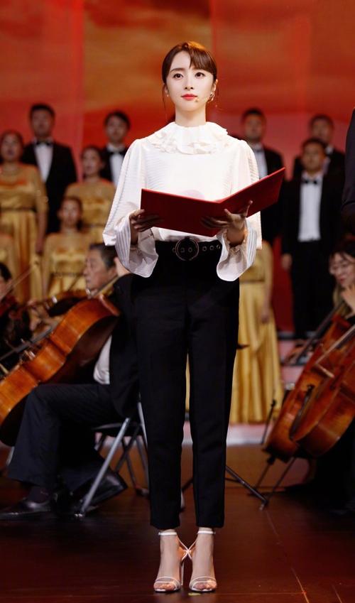 胡冰卿造型干练嫩脚丫踩白色凉高跟