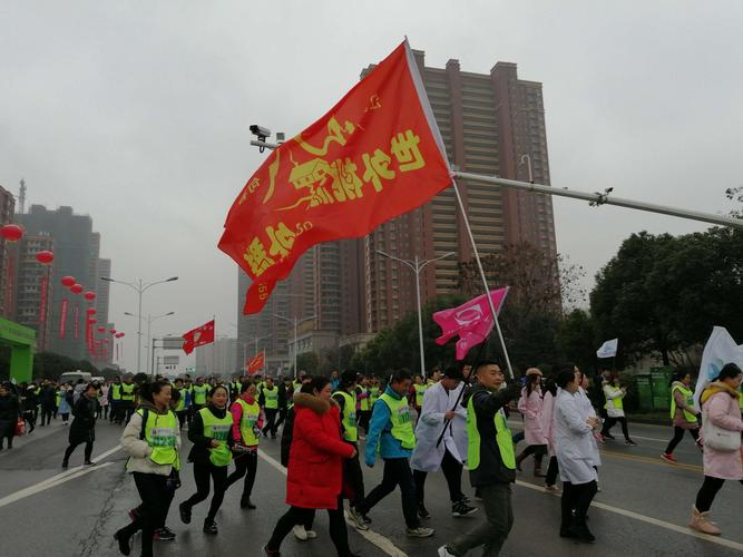 世外桃源户外群群旗迎风飘扬,队友迈着矫健的步伐,勇往直前!