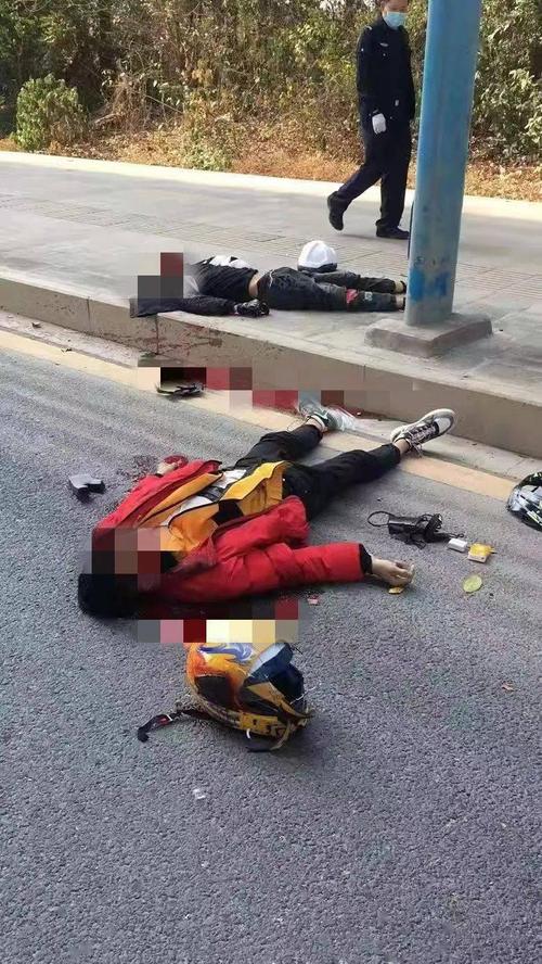 血腥!揭阳一路段发生车祸,两男子倒地.