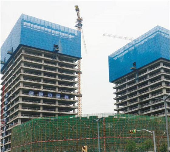 在高层建筑脚手架施工中,全钢外墙爬架适应了施工单位经济,适用和安全