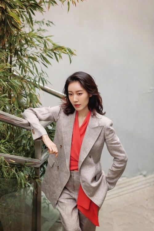 被高露的"花瓶身材"惊艳,优雅女神变霸气女王,星河拖地裙好美