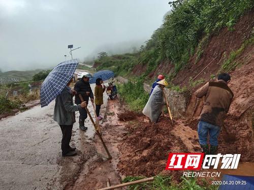 慈利县三官寺土家族乡:岩坎湾塌方 党员抢险忙