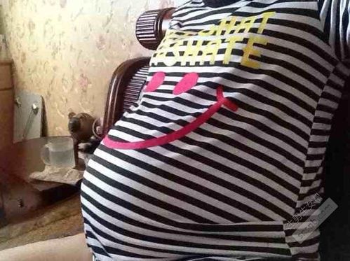 我是女宝,后面看不出怀孕,生前十天拍的,别人都说是男孩肚哈哈