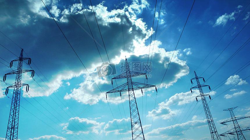 高低压电力线路与太阳底下云天空背景