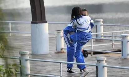 女生被同学强行脱衣服,这次竟然在厕所里面被.