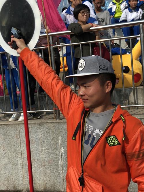 发令枪在手,英气逼人的发令员目不转睛,认真工作的计时员们正义的