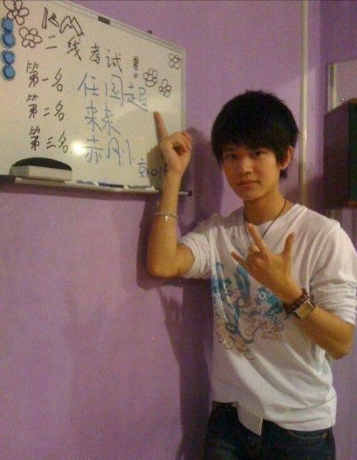 任嘉伦小时候好可爱