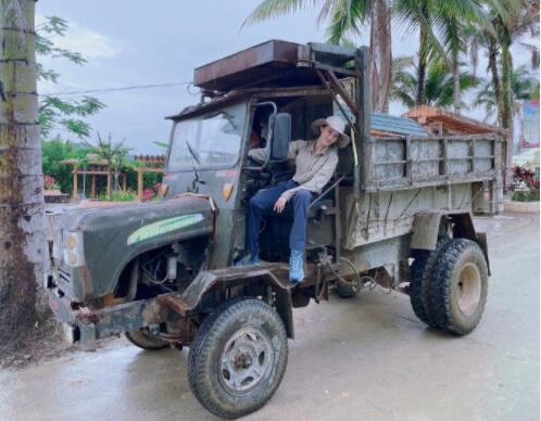 张馨予开拖拉机引网友笑侃:美女配拖拉机,画面有点和谐