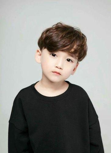 有部分小男孩的发量偏少,这时候选择把头顶的头发做一个烫发的处理