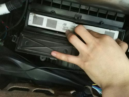 自己diy更换空调滤网之威朗            威朗的空调滤网在手套箱烂骀