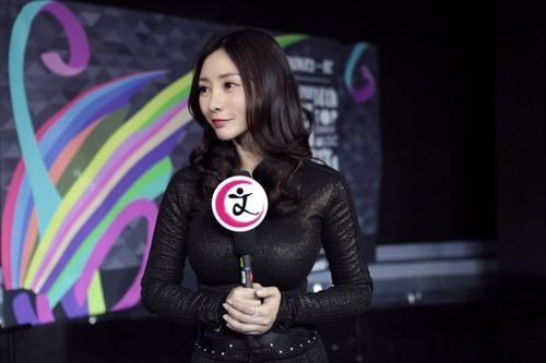 柳岩着紧身礼服出席盛典