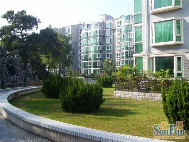 小区三面环林,西依小月河,形成天然屏障,环境幽雅