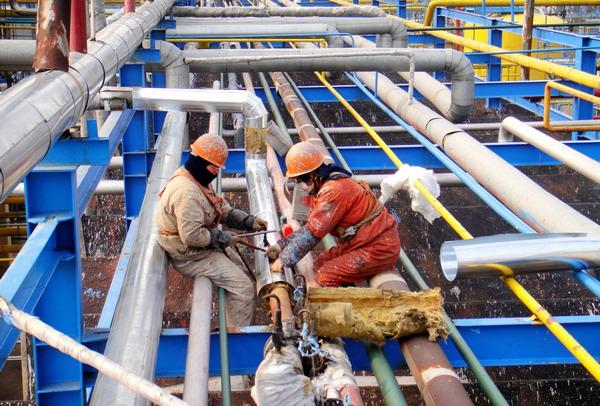 安庆石化厂工人对装置"低,老,坏"现象进行治理