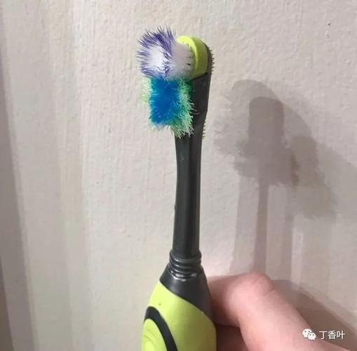 你的牙刷刷毛看起来已经磨损了.