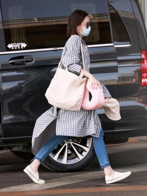 倪妮的私服穿搭也惊艳,格纹衬衫配牛仔裤简单舒适,减龄又大气