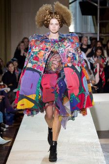 本季系列设计师以 "多维涂鸦"为创作的主题,在夸张多变廓形的服装上