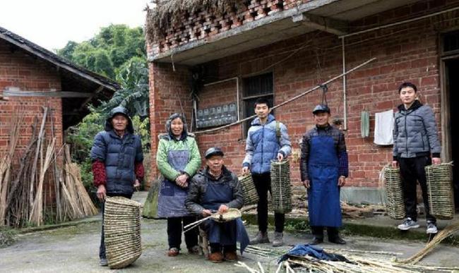 「自贡」荣县网络人士"筲箕哥"靠传统竹编走红网络