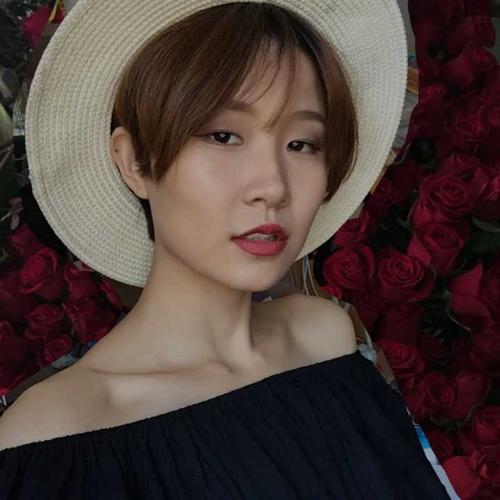 那天去拍买家秀,想画的温柔女人一点,给自己画了个圆嘴唇