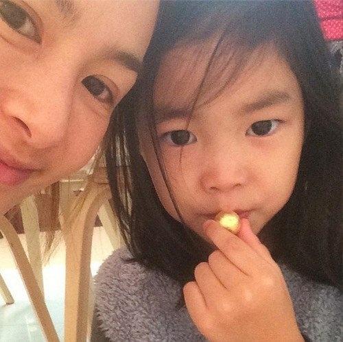 歌手tablo公开了女儿haru的照片.