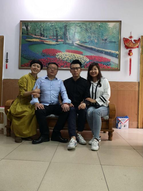 大虎  ,三虎小两口聚在一起.二虎,二虎媳妇,你们在哪里?