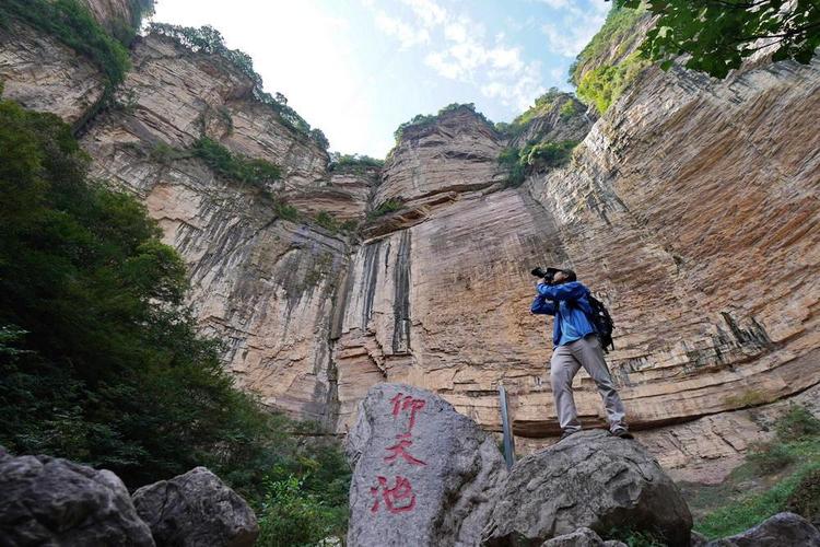 太行大峡谷:王相岩的岩壁攀登才是真刺激,让你大气不敢出