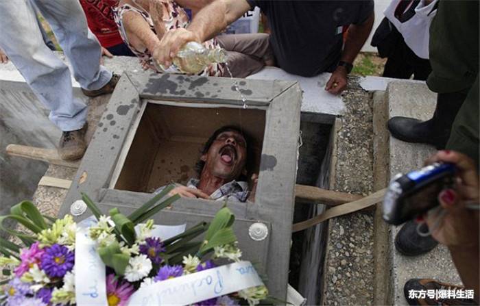 这时有人将朗姆酒倒在了"死者"脸上,棺材里的人突然睁开了眼睛,就好像