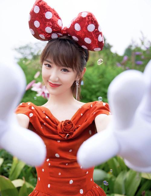 毛晓彤迪士尼晒美照,红色波点裙米妮造型亮相,可爱无比!