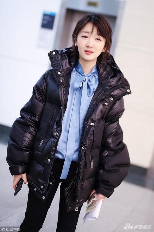 冬装韩版潮 2018 周冬雨机场同款羽绒服女明星黑色面包服短款小个子